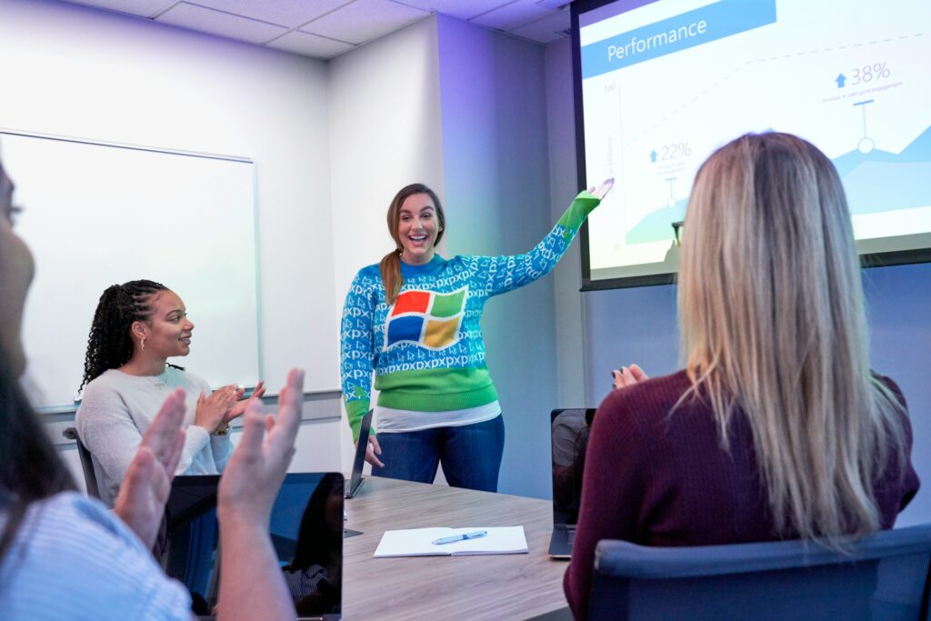 Profissionais trabalhando em equipe, discutindo ideias em ambiente digital e moderno, simbolizando carreiras em tecnologia sem necessidade de programação