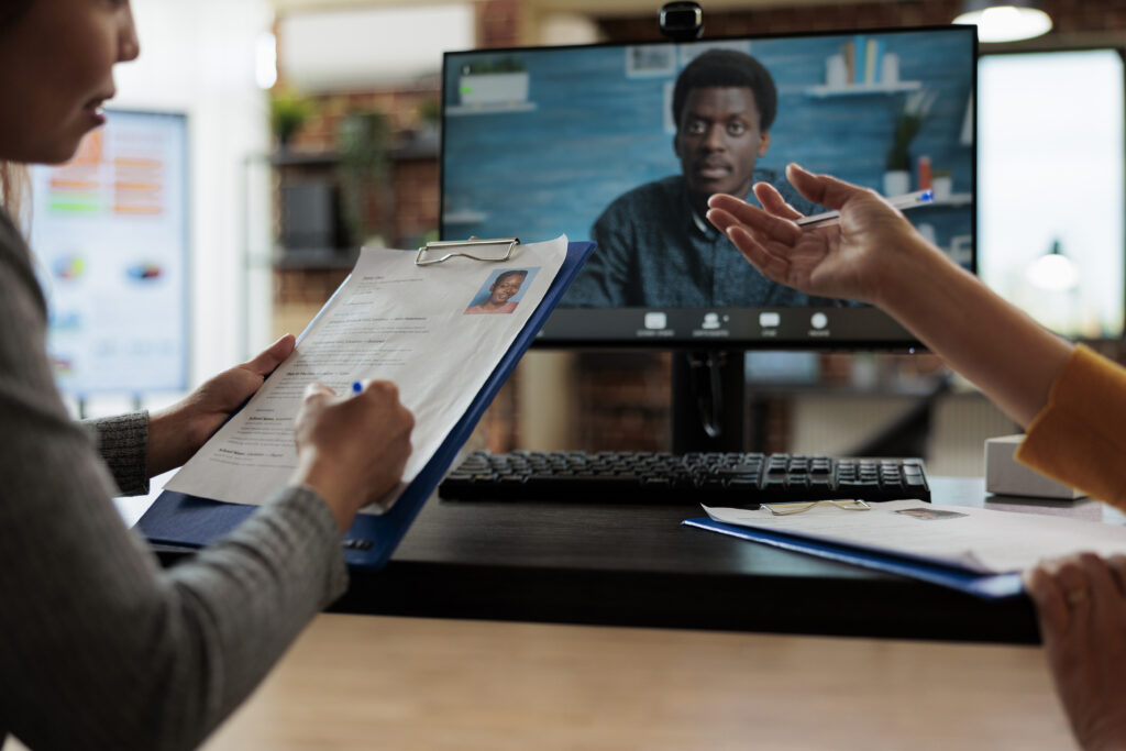 Pessoa estudando em casa com notebook e anotações, representando os primeiros passos para entrar no mercado de TI sem experiência