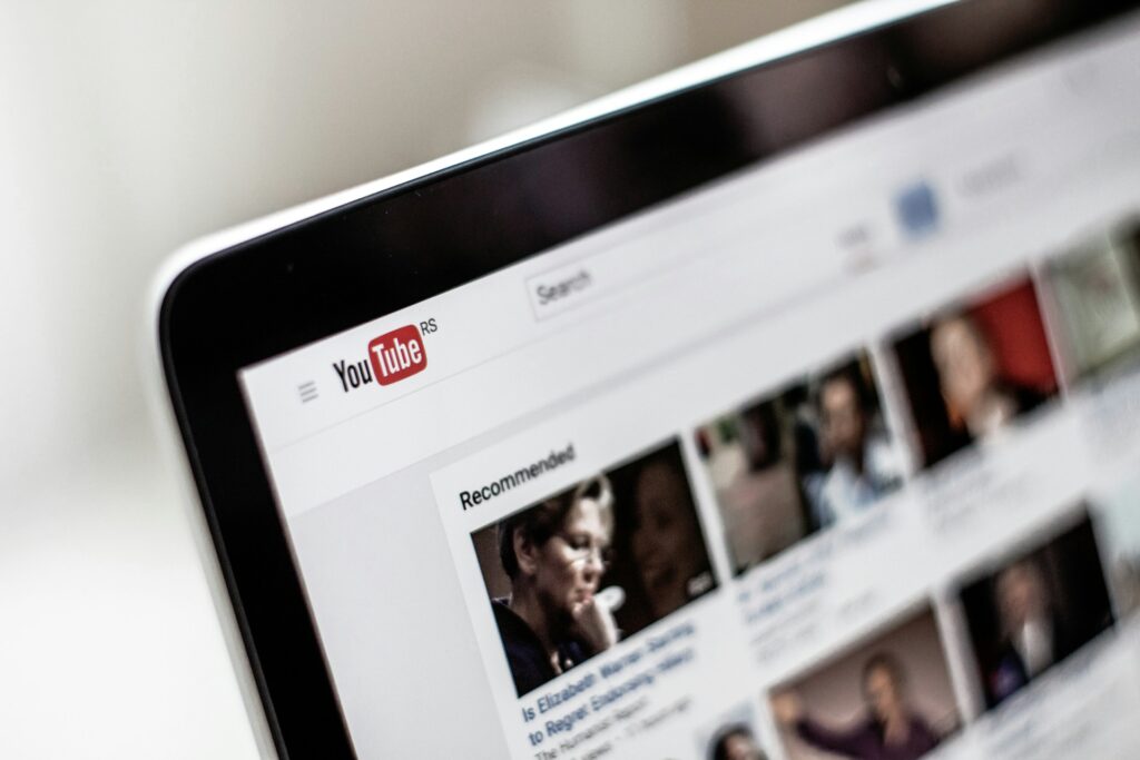 Foto da tela de um notebook com a página inicial do YouTube aberta